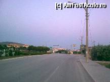 [P01] Sensul giratoriul aflat pe Çeşme Izmir Yolu, la intersecţia cu Adnan Menderes Caddesi... La stânga se află hotelul, la dreapta, Dalyan, înainte, Şehir Merkenzi, adică centrul » foto by Aeerdna*
 - 
<span class="allrVoted glyphicon glyphicon-heart hidden" id="av328043"></span>
<a class="m-l-10 hidden" id="sv328043" onclick="voting_Foto_DelVot(,328043,11731)" role="button">șterge vot <span class="glyphicon glyphicon-remove"></span></a>
<a id="v9328043" class=" c-red"  onclick="voting_Foto_SetVot(328043)" role="button"><span class="glyphicon glyphicon-heart-empty"></span> <b>LIKE</b> = Votează poza</a> <img class="hidden"  id="f328043W9" src="/imagini/loader.gif" border="0" /><span class="AjErrMes hidden" id="e328043ErM"></span>
