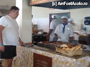 [P24] la gratarel, dar asteptai sa se faca 5-10 min, langa iti faceau paste pe loc cu ce ingrediente vroiai. am UITAT: peste tot erau cosulete mici pentru tips (ca sa nu mai spun spaga)  » foto by Marinescu Ana*
 - 
<span class="allrVoted glyphicon glyphicon-heart hidden" id="av478999"></span>
<a class="m-l-10 hidden" id="sv478999" onclick="voting_Foto_DelVot(,478999,11752)" role="button">șterge vot <span class="glyphicon glyphicon-remove"></span></a>
<a id="v9478999" class=" c-red"  onclick="voting_Foto_SetVot(478999)" role="button"><span class="glyphicon glyphicon-heart-empty"></span> <b>LIKE</b> = Votează poza</a> <img class="hidden"  id="f478999W9" src="/imagini/loader.gif" border="0" /><span class="AjErrMes hidden" id="e478999ErM"></span>