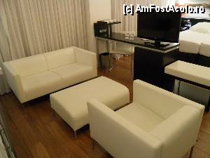[P15] mobilier modern, piele alba, lemn maro, picioare argintii » foto by barbu minel
 - 
<span class="allrVoted glyphicon glyphicon-heart hidden" id="av337429"></span>
<a class="m-l-10 hidden" id="sv337429" onclick="voting_Foto_DelVot(,337429,11828)" role="button">șterge vot <span class="glyphicon glyphicon-remove"></span></a>
<a id="v9337429" class=" c-red"  onclick="voting_Foto_SetVot(337429)" role="button"><span class="glyphicon glyphicon-heart-empty"></span> <b>LIKE</b> = Votează poza</a> <img class="hidden"  id="f337429W9" src="/imagini/loader.gif" border="0" /><span class="AjErrMes hidden" id="e337429ErM"></span>