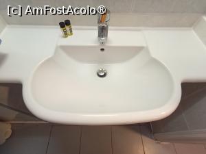 [P30] Chiuveta cu blat de marmură și produse pentru igiena corporală. » foto by ovidiuyepi
 - 
<span class="allrVoted glyphicon glyphicon-heart hidden" id="av1524694"></span>
<a class="m-l-10 hidden" id="sv1524694" onclick="voting_Foto_DelVot(,1524694,11855)" role="button">șterge vot <span class="glyphicon glyphicon-remove"></span></a>
<a id="v91524694" class=" c-red"  onclick="voting_Foto_SetVot(1524694)" role="button"><span class="glyphicon glyphicon-heart-empty"></span> <b>LIKE</b> = Votează poza</a> <img class="hidden"  id="f1524694W9" src="/imagini/loader.gif" border="0" /><span class="AjErrMes hidden" id="e1524694ErM"></span>