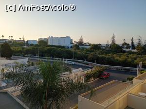 [P32] Vedere cu spații exterioare luată de la balconul camerei 323. Intrarea in curtea hotelului de pe Nissi Avenue. » foto by ovidiuyepi
 - 
<span class="allrVoted glyphicon glyphicon-heart hidden" id="av1524696"></span>
<a class="m-l-10 hidden" id="sv1524696" onclick="voting_Foto_DelVot(,1524696,11855)" role="button">șterge vot <span class="glyphicon glyphicon-remove"></span></a>
<a id="v91524696" class=" c-red"  onclick="voting_Foto_SetVot(1524696)" role="button"><span class="glyphicon glyphicon-heart-empty"></span> <b>LIKE</b> = Votează poza</a> <img class="hidden"  id="f1524696W9" src="/imagini/loader.gif" border="0" /><span class="AjErrMes hidden" id="e1524696ErM"></span>