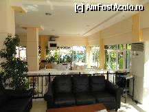 [P12] canapeaua de relaxare in holul de la receptie. vedere catre restaurant.  » foto by cosminp
 - 
<span class="allrVoted glyphicon glyphicon-heart hidden" id="av336145"></span>
<a class="m-l-10 hidden" id="sv336145" onclick="voting_Foto_DelVot(,336145,11907)" role="button">șterge vot <span class="glyphicon glyphicon-remove"></span></a>
<a id="v9336145" class=" c-red"  onclick="voting_Foto_SetVot(336145)" role="button"><span class="glyphicon glyphicon-heart-empty"></span> <b>LIKE</b> = Votează poza</a> <img class="hidden"  id="f336145W9" src="/imagini/loader.gif" border="0" /><span class="AjErrMes hidden" id="e336145ErM"></span>