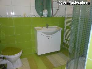 [P18] Vila Nina 3* - Baia apartamentului 3 frumos decorata in verde.  » foto by iulianic
 - 
<span class="allrVoted glyphicon glyphicon-heart hidden" id="av337897"></span>
<a class="m-l-10 hidden" id="sv337897" onclick="voting_Foto_DelVot(,337897,11953)" role="button">șterge vot <span class="glyphicon glyphicon-remove"></span></a>
<a id="v9337897" class=" c-red"  onclick="voting_Foto_SetVot(337897)" role="button"><span class="glyphicon glyphicon-heart-empty"></span> <b>LIKE</b> = Votează poza</a> <img class="hidden"  id="f337897W9" src="/imagini/loader.gif" border="0" /><span class="AjErrMes hidden" id="e337897ErM"></span>