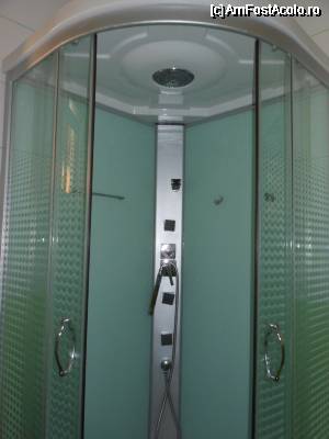 [P20] Vila Nina 3* - Cabina de dus este moderna si foarte curata.  » foto by iulianic
 - 
<span class="allrVoted glyphicon glyphicon-heart hidden" id="av337899"></span>
<a class="m-l-10 hidden" id="sv337899" onclick="voting_Foto_DelVot(,337899,11953)" role="button">șterge vot <span class="glyphicon glyphicon-remove"></span></a>
<a id="v9337899" class=" c-red"  onclick="voting_Foto_SetVot(337899)" role="button"><span class="glyphicon glyphicon-heart-empty"></span> <b>LIKE</b> = Votează poza</a> <img class="hidden"  id="f337899W9" src="/imagini/loader.gif" border="0" /><span class="AjErrMes hidden" id="e337899ErM"></span>