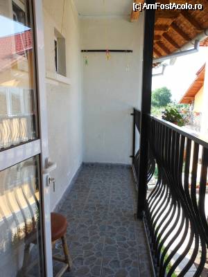 [P26] Vila Nina 3* - Balconul lung, cu balustrada din fier forjat, este pardosit cu gresie.  » foto by iulianic
 - 
<span class="allrVoted glyphicon glyphicon-heart hidden" id="av337911"></span>
<a class="m-l-10 hidden" id="sv337911" onclick="voting_Foto_DelVot(,337911,11953)" role="button">șterge vot <span class="glyphicon glyphicon-remove"></span></a>
<a id="v9337911" class=" c-red"  onclick="voting_Foto_SetVot(337911)" role="button"><span class="glyphicon glyphicon-heart-empty"></span> <b>LIKE</b> = Votează poza</a> <img class="hidden"  id="f337911W9" src="/imagini/loader.gif" border="0" /><span class="AjErrMes hidden" id="e337911ErM"></span>