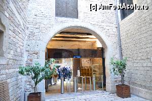 [P01] Muzeul Barbier-Mueller intrare. Coada care se vede era la muzeul Picasso aflat vis a vis » foto by Muffin2009*
 - 
<span class="allrVoted glyphicon glyphicon-heart hidden" id="av350071"></span>
<a class="m-l-10 hidden" id="sv350071" onclick="voting_Foto_DelVot(,350071,12198)" role="button">șterge vot <span class="glyphicon glyphicon-remove"></span></a>
<a id="v9350071" class=" c-red"  onclick="voting_Foto_SetVot(350071)" role="button"><span class="glyphicon glyphicon-heart-empty"></span> <b>LIKE</b> = Votează poza</a> <img class="hidden"  id="f350071W9" src="/imagini/loader.gif" border="0" /><span class="AjErrMes hidden" id="e350071ErM"></span>