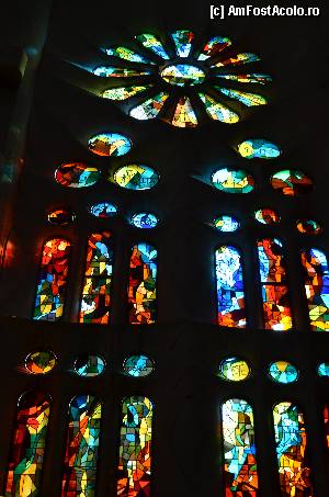 [P43] Sagrada Familia, unul dintre vitralii » foto by Muffin2009*
 - 
<span class="allrVoted glyphicon glyphicon-heart hidden" id="av352220"></span>
<a class="m-l-10 hidden" id="sv352220" onclick="voting_Foto_DelVot(,352220,12198)" role="button">șterge vot <span class="glyphicon glyphicon-remove"></span></a>
<a id="v9352220" class=" c-red"  onclick="voting_Foto_SetVot(352220)" role="button"><span class="glyphicon glyphicon-heart-empty"></span> <b>LIKE</b> = Votează poza</a> <img class="hidden"  id="f352220W9" src="/imagini/loader.gif" border="0" /><span class="AjErrMes hidden" id="e352220ErM"></span>