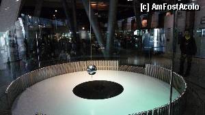 [P29] 29. CosmoCaixa - Pendulul lui Foucault » foto by nickro
 - 
<span class="allrVoted glyphicon glyphicon-heart hidden" id="av347447"></span>
<a class="m-l-10 hidden" id="sv347447" onclick="voting_Foto_DelVot(,347447,12198)" role="button">șterge vot <span class="glyphicon glyphicon-remove"></span></a>
<a id="v9347447" class=" c-red"  onclick="voting_Foto_SetVot(347447)" role="button"><span class="glyphicon glyphicon-heart-empty"></span> <b>LIKE</b> = Votează poza</a> <img class="hidden"  id="f347447W9" src="/imagini/loader.gif" border="0" /><span class="AjErrMes hidden" id="e347447ErM"></span>
