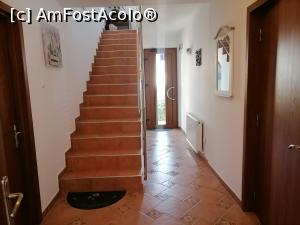 [P15] Vedere din interiorul vilei, in dreapta este camera 1, in stanga este baia camerei 1. » foto by Vucea Monica
 - 
<span class="allrVoted glyphicon glyphicon-heart hidden" id="av1312324"></span>
<a class="m-l-10 hidden" id="sv1312324" onclick="voting_Foto_DelVot(,1312324,12219)" role="button">șterge vot <span class="glyphicon glyphicon-remove"></span></a>
<a id="v91312324" class=" c-red"  onclick="voting_Foto_SetVot(1312324)" role="button"><span class="glyphicon glyphicon-heart-empty"></span> <b>LIKE</b> = Votează poza</a> <img class="hidden"  id="f1312324W9" src="/imagini/loader.gif" border="0" /><span class="AjErrMes hidden" id="e1312324ErM"></span>
