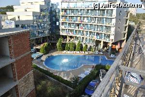 [P12] Poza facuta din balcon. In fata aveam un hotel (cred) in constructie iar putin in dreapta hotelul Kramenec unde piscina era superba, in 3 cascade. Conceptul de masa era all inclusive. Seara se vedea foarte frumos deoarece tot era albastru...  » foto by droniucm
 - 
<span class="allrVoted glyphicon glyphicon-heart hidden" id="av348444"></span>
<a class="m-l-10 hidden" id="sv348444" onclick="voting_Foto_DelVot(,348444,12225)" role="button">șterge vot <span class="glyphicon glyphicon-remove"></span></a>
<a id="v9348444" class=" c-red"  onclick="voting_Foto_SetVot(348444)" role="button"><span class="glyphicon glyphicon-heart-empty"></span> <b>LIKE</b> = Votează poza</a> <img class="hidden"  id="f348444W9" src="/imagini/loader.gif" border="0" /><span class="AjErrMes hidden" id="e348444ErM"></span>