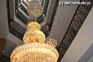 [P02] Vedere de jos, din holul hotelului cu acest candelabru exceptional. De la etajul 2 se vedea bestial. Mie mi-a placut la nebunie...  » foto by droniucm
 - 
<span class="allrVoted glyphicon glyphicon-heart hidden" id="av348421"></span>
<a class="m-l-10 hidden" id="sv348421" onclick="voting_Foto_DelVot(,348421,12225)" role="button">șterge vot <span class="glyphicon glyphicon-remove"></span></a>
<a id="v9348421" class=" c-red"  onclick="voting_Foto_SetVot(348421)" role="button"><span class="glyphicon glyphicon-heart-empty"></span> <b>LIKE</b> = Votează poza</a> <img class="hidden"  id="f348421W9" src="/imagini/loader.gif" border="0" /><span class="AjErrMes hidden" id="e348421ErM"></span>
