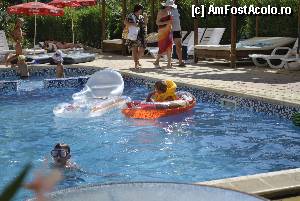 [P04] Aici se poate vedea piscina 'mare' precum si sectiunea pentru copii. Foarte mic spatiul pentru capacitatea de cazare a hotelului.  » foto by droniucm
 - 
<span class="allrVoted glyphicon glyphicon-heart hidden" id="av348426"></span>
<a class="m-l-10 hidden" id="sv348426" onclick="voting_Foto_DelVot(,348426,12225)" role="button">șterge vot <span class="glyphicon glyphicon-remove"></span></a>
<a id="v9348426" class=" c-red"  onclick="voting_Foto_SetVot(348426)" role="button"><span class="glyphicon glyphicon-heart-empty"></span> <b>LIKE</b> = Votează poza</a> <img class="hidden"  id="f348426W9" src="/imagini/loader.gif" border="0" /><span class="AjErrMes hidden" id="e348426ErM"></span>