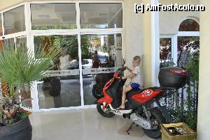 [P08] In fata hotelului, chiar la intrare era parcata aceasta frumusete. Cum copilul e 'bolnav' dupa masinute/trichinele, etc, nu a scapat ocazia de a o 'conduce' » foto by droniucm
 - 
<span class="allrVoted glyphicon glyphicon-heart hidden" id="av348437"></span>
<a class="m-l-10 hidden" id="sv348437" onclick="voting_Foto_DelVot(,348437,12225)" role="button">șterge vot <span class="glyphicon glyphicon-remove"></span></a>
<a id="v9348437" class=" c-red"  onclick="voting_Foto_SetVot(348437)" role="button"><span class="glyphicon glyphicon-heart-empty"></span> <b>LIKE</b> = Votează poza</a> <img class="hidden"  id="f348437W9" src="/imagini/loader.gif" border="0" /><span class="AjErrMes hidden" id="e348437ErM"></span>