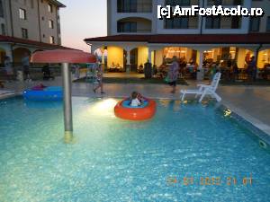 [P03] piscina copii seara cu masinute pe apa, in spate se vede corpul din hotel cu restaurantul AI care nu este dat spre folosinta » foto by allexxia
 - 
<span class="allrVoted glyphicon glyphicon-heart hidden" id="av453313"></span>
<a class="m-l-10 hidden" id="sv453313" onclick="voting_Foto_DelVot(,453313,12245)" role="button">șterge vot <span class="glyphicon glyphicon-remove"></span></a>
<a id="v9453313" class=" c-red"  onclick="voting_Foto_SetVot(453313)" role="button"><span class="glyphicon glyphicon-heart-empty"></span> <b>LIKE</b> = Votează poza</a> <img class="hidden"  id="f453313W9" src="/imagini/loader.gif" border="0" /><span class="AjErrMes hidden" id="e453313ErM"></span>