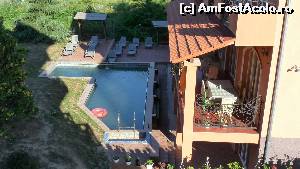 [P02] Pensiunea dispune de o piscina pentru racorire, spun eu (cele doua laturi mari au aprox. 10 m fiecare, adancimea fiind de 1,5-1,8, sper sa nu ma insel). In dreapta se vede terasa unde poti bea linistit o bere sau un vin.  » foto by Robotzel*
 - 
<span class="allrVoted glyphicon glyphicon-heart hidden" id="av639647"></span>
<a class="m-l-10 hidden" id="sv639647" onclick="voting_Foto_DelVot(,639647,12317)" role="button">șterge vot <span class="glyphicon glyphicon-remove"></span></a>
<a id="v9639647" class=" c-red"  onclick="voting_Foto_SetVot(639647)" role="button"><span class="glyphicon glyphicon-heart-empty"></span> <b>LIKE</b> = Votează poza</a> <img class="hidden"  id="f639647W9" src="/imagini/loader.gif" border="0" /><span class="AjErrMes hidden" id="e639647ErM"></span>