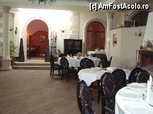 [P11] Sala mare a restaurantului » foto by Rina70
 - 
<span class="allrVoted glyphicon glyphicon-heart hidden" id="av352667"></span>
<a class="m-l-10 hidden" id="sv352667" onclick="voting_Foto_DelVot(,352667,12380)" role="button">șterge vot <span class="glyphicon glyphicon-remove"></span></a>
<a id="v9352667" class=" c-red"  onclick="voting_Foto_SetVot(352667)" role="button"><span class="glyphicon glyphicon-heart-empty"></span> <b>LIKE</b> = Votează poza</a> <img class="hidden"  id="f352667W9" src="/imagini/loader.gif" border="0" /><span class="AjErrMes hidden" id="e352667ErM"></span>