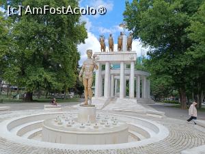 [P32] Skopje, Parcul Războinicelor, Statuia lui Prometeu și în spate Porta Macedonia » foto by mprofeanu
 - 
<span class="allrVoted glyphicon glyphicon-heart hidden" id="av1532591"></span>
<a class="m-l-10 hidden" id="sv1532591" onclick="voting_Foto_DelVot(,1532591,12619)" role="button">șterge vot <span class="glyphicon glyphicon-remove"></span></a>
<a id="v91532591" class=" c-red"  onclick="voting_Foto_SetVot(1532591)" role="button"><span class="glyphicon glyphicon-heart-empty"></span> <b>LIKE</b> = Votează poza</a> <img class="hidden"  id="f1532591W9" src="/imagini/loader.gif" border="0" /><span class="AjErrMes hidden" id="e1532591ErM"></span>