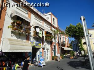 [P13] Stradă în Ischia Porto.  » foto by maryka
 - 
<span class="allrVoted glyphicon glyphicon-heart hidden" id="av1090285"></span>
<a class="m-l-10 hidden" id="sv1090285" onclick="voting_Foto_DelVot(,1090285,12624)" role="button">șterge vot <span class="glyphicon glyphicon-remove"></span></a>
<a id="v91090285" class=" c-red"  onclick="voting_Foto_SetVot(1090285)" role="button"><span class="glyphicon glyphicon-heart-empty"></span> <b>LIKE</b> = Votează poza</a> <img class="hidden"  id="f1090285W9" src="/imagini/loader.gif" border="0" /><span class="AjErrMes hidden" id="e1090285ErM"></span>