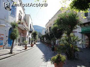 [P17] Pe străzile liniștite din Ischia. Aici, Ischia Porto, Via Roma.  » foto by maryka
 - 
<span class="allrVoted glyphicon glyphicon-heart hidden" id="av1090289"></span>
<a class="m-l-10 hidden" id="sv1090289" onclick="voting_Foto_DelVot(,1090289,12624)" role="button">șterge vot <span class="glyphicon glyphicon-remove"></span></a>
<a id="v91090289" class=" c-red"  onclick="voting_Foto_SetVot(1090289)" role="button"><span class="glyphicon glyphicon-heart-empty"></span> <b>LIKE</b> = Votează poza</a> <img class="hidden"  id="f1090289W9" src="/imagini/loader.gif" border="0" /><span class="AjErrMes hidden" id="e1090289ErM"></span>