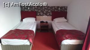 [P10] Dormitorul apartamentului de la etajul 2. N-am deranjat paturile, am dormit in canapeaua din living.  » foto by Aurici
 - 
<span class="allrVoted glyphicon glyphicon-heart hidden" id="av836893"></span>
<a class="m-l-10 hidden" id="sv836893" onclick="voting_Foto_DelVot(,836893,12631)" role="button">șterge vot <span class="glyphicon glyphicon-remove"></span></a>
<a id="v9836893" class=" c-red"  onclick="voting_Foto_SetVot(836893)" role="button"><span class="glyphicon glyphicon-heart-empty"></span> <b>LIKE</b> = Votează poza</a> <img class="hidden"  id="f836893W9" src="/imagini/loader.gif" border="0" /><span class="AjErrMes hidden" id="e836893ErM"></span>