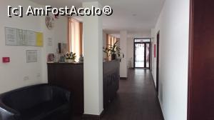[P06] Receptia vilei. Doar aici am vazut o persoana, care a stat cuminte dupa pupitru. Din personal am mai vazut doar la plecare cand am predat. In fata este intrarea in restaurant.  » foto by Aurici
 - 
<span class="allrVoted glyphicon glyphicon-heart hidden" id="av836889"></span>
<a class="m-l-10 hidden" id="sv836889" onclick="voting_Foto_DelVot(,836889,12631)" role="button">șterge vot <span class="glyphicon glyphicon-remove"></span></a>
<a id="v9836889" class=" c-red"  onclick="voting_Foto_SetVot(836889)" role="button"><span class="glyphicon glyphicon-heart-empty"></span> <b>LIKE</b> = Votează poza</a> <img class="hidden"  id="f836889W9" src="/imagini/loader.gif" border="0" /><span class="AjErrMes hidden" id="e836889ErM"></span>