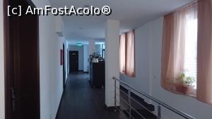 [P07] La parter, vedere din restaurant catre receptie si iesire. In dreapta sunt scarile care duc la subsol la Jacuzzi si sauna.  » foto by Aurici
 - 
<span class="allrVoted glyphicon glyphicon-heart hidden" id="av836890"></span>
<a class="m-l-10 hidden" id="sv836890" onclick="voting_Foto_DelVot(,836890,12631)" role="button">șterge vot <span class="glyphicon glyphicon-remove"></span></a>
<a id="v9836890" class=" c-red"  onclick="voting_Foto_SetVot(836890)" role="button"><span class="glyphicon glyphicon-heart-empty"></span> <b>LIKE</b> = Votează poza</a> <img class="hidden"  id="f836890W9" src="/imagini/loader.gif" border="0" /><span class="AjErrMes hidden" id="e836890ErM"></span>
