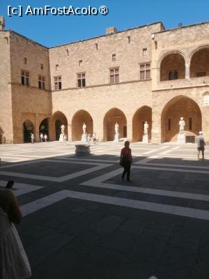 [P15] Aripa de est a curții interioară ornată cu statui aduse din Odeonul din insula Kos » foto by Cristian_h
 - 
<span class="allrVoted glyphicon glyphicon-heart hidden" id="av1502318"></span>
<a class="m-l-10 hidden" id="sv1502318" onclick="voting_Foto_DelVot(,1502318,12653)" role="button">șterge vot <span class="glyphicon glyphicon-remove"></span></a>
<a id="v91502318" class=" c-red"  onclick="voting_Foto_SetVot(1502318)" role="button"><span class="glyphicon glyphicon-heart-empty"></span> <b>LIKE</b> = Votează poza</a> <img class="hidden"  id="f1502318W9" src="/imagini/loader.gif" border="0" /><span class="AjErrMes hidden" id="e1502318ErM"></span>