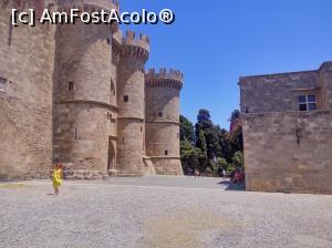 [P55] Imagine din curtea exterioara. Castelul este impozant prin turnurile sferice.  » foto by ovidiuyepi
 - 
<span class="allrVoted glyphicon glyphicon-heart hidden" id="av1029711"></span>
<a class="m-l-10 hidden" id="sv1029711" onclick="voting_Foto_DelVot(,1029711,12653)" role="button">șterge vot <span class="glyphicon glyphicon-remove"></span></a>
<a id="v91029711" class=" c-red"  onclick="voting_Foto_SetVot(1029711)" role="button"><span class="glyphicon glyphicon-heart-empty"></span> <b>LIKE</b> = Votează poza</a> <img class="hidden"  id="f1029711W9" src="/imagini/loader.gif" border="0" /><span class="AjErrMes hidden" id="e1029711ErM"></span>