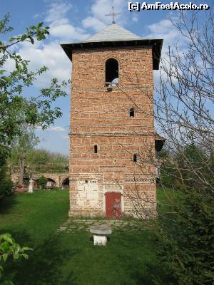 [P12] Turnul clopotniță și ușa de acces în biserică.  » foto by tata123 🔱
 - 
<span class="allrVoted glyphicon glyphicon-heart hidden" id="av590158"></span>
<a class="m-l-10 hidden" id="sv590158" onclick="voting_Foto_DelVot(,590158,12715)" role="button">șterge vot <span class="glyphicon glyphicon-remove"></span></a>
<a id="v9590158" class=" c-red"  onclick="voting_Foto_SetVot(590158)" role="button"><span class="glyphicon glyphicon-heart-empty"></span> <b>LIKE</b> = Votează poza</a> <img class="hidden"  id="f590158W9" src="/imagini/loader.gif" border="0" /><span class="AjErrMes hidden" id="e590158ErM"></span>