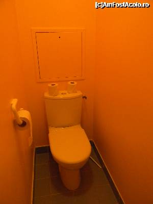 [P09] 'Tronul'. Peretii nu erau chiar asa de portocalii. Am facut poza seara cand era putina lumina. Cu blitz nu a iesit bine, luceste totul » foto by MCM
 - 
<span class="allrVoted glyphicon glyphicon-heart hidden" id="av366282"></span>
<a class="m-l-10 hidden" id="sv366282" onclick="voting_Foto_DelVot(,366282,12742)" role="button">șterge vot <span class="glyphicon glyphicon-remove"></span></a>
<a id="v9366282" class=" c-red"  onclick="voting_Foto_SetVot(366282)" role="button"><span class="glyphicon glyphicon-heart-empty"></span> <b>LIKE</b> = Votează poza</a> <img class="hidden"  id="f366282W9" src="/imagini/loader.gif" border="0" /><span class="AjErrMes hidden" id="e366282ErM"></span>