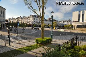 [P14] Dupa ce traversai trecerea de pietoni, mergand pe trotuar drept in fata, la 2 minute era statia de free shuttle bus.  » foto by Catzus
 - 
<span class="allrVoted glyphicon glyphicon-heart hidden" id="av504320"></span>
<a class="m-l-10 hidden" id="sv504320" onclick="voting_Foto_DelVot(,504320,12742)" role="button">șterge vot <span class="glyphicon glyphicon-remove"></span></a>
<a id="v9504320" class=" c-red"  onclick="voting_Foto_SetVot(504320)" role="button"><span class="glyphicon glyphicon-heart-empty"></span> <b>LIKE</b> = Votează poza</a> <img class="hidden"  id="f504320W9" src="/imagini/loader.gif" border="0" /><span class="AjErrMes hidden" id="e504320ErM"></span>