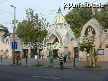 [P01] Grădina Zoologică Budapesta - Intrarea în grădină. » foto by creivean
 - 
<span class="allrVoted glyphicon glyphicon-heart hidden" id="av130873"></span>
<a class="m-l-10 hidden" id="sv130873" onclick="voting_Foto_DelVot(,130873,12774)" role="button">șterge vot <span class="glyphicon glyphicon-remove"></span></a>
<a id="v9130873" class=" c-red"  onclick="voting_Foto_SetVot(130873)" role="button"><span class="glyphicon glyphicon-heart-empty"></span> <b>LIKE</b> = Votează poza</a> <img class="hidden"  id="f130873W9" src="/imagini/loader.gif" border="0" /><span class="AjErrMes hidden" id="e130873ErM"></span>