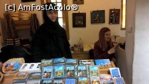 [P17] Măicuţa de sevici la standul Muzeului şi o ucenică 'în ascultare'.  » foto by ioan marinescu
 - 
<span class="allrVoted glyphicon glyphicon-heart hidden" id="av854415"></span>
<a class="m-l-10 hidden" id="sv854415" onclick="voting_Foto_DelVot(,854415,12832)" role="button">șterge vot <span class="glyphicon glyphicon-remove"></span></a>
<a id="v9854415" class=" c-red"  onclick="voting_Foto_SetVot(854415)" role="button"><span class="glyphicon glyphicon-heart-empty"></span> <b>LIKE</b> = Votează poza</a> <img class="hidden"  id="f854415W9" src="/imagini/loader.gif" border="0" /><span class="AjErrMes hidden" id="e854415ErM"></span>