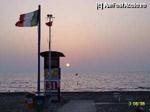 [P04] rasarit de soare pe plaja la Sottomarina » foto by cathzel
 - 
<span class="allrVoted glyphicon glyphicon-heart hidden" id="av372108"></span>
<a class="m-l-10 hidden" id="sv372108" onclick="voting_Foto_DelVot(,372108,12876)" role="button">șterge vot <span class="glyphicon glyphicon-remove"></span></a>
<a id="v9372108" class=" c-red"  onclick="voting_Foto_SetVot(372108)" role="button"><span class="glyphicon glyphicon-heart-empty"></span> <b>LIKE</b> = Votează poza</a> <img class="hidden"  id="f372108W9" src="/imagini/loader.gif" border="0" /><span class="AjErrMes hidden" id="e372108ErM"></span>