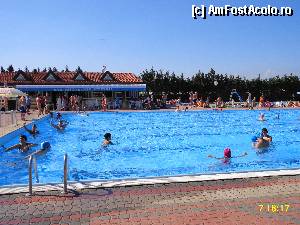 [P09] Piscina cea mare din camping, cu apa calda minunata » foto by cathzel
 - 
<span class="allrVoted glyphicon glyphicon-heart hidden" id="av372113"></span>
<a class="m-l-10 hidden" id="sv372113" onclick="voting_Foto_DelVot(,372113,12876)" role="button">șterge vot <span class="glyphicon glyphicon-remove"></span></a>
<a id="v9372113" class=" c-red"  onclick="voting_Foto_SetVot(372113)" role="button"><span class="glyphicon glyphicon-heart-empty"></span> <b>LIKE</b> = Votează poza</a> <img class="hidden"  id="f372113W9" src="/imagini/loader.gif" border="0" /><span class="AjErrMes hidden" id="e372113ErM"></span>