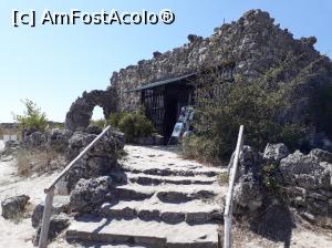 [P01] Intrarea de la Pobiti Kamani (Pădurea de piatră), un fenomen geologic interesant, la aprox 20 de km de Varna. Aici casa de bilete.  » foto by Aurici
 - 
<span class="allrVoted glyphicon glyphicon-heart hidden" id="av945818"></span>
<a class="m-l-10 hidden" id="sv945818" onclick="voting_Foto_DelVot(,945818,13043)" role="button">șterge vot <span class="glyphicon glyphicon-remove"></span></a>
<a id="v9945818" class=" c-red"  onclick="voting_Foto_SetVot(945818)" role="button"><span class="glyphicon glyphicon-heart-empty"></span> <b>LIKE</b> = Votează poza</a> <img class="hidden"  id="f945818W9" src="/imagini/loader.gif" border="0" /><span class="AjErrMes hidden" id="e945818ErM"></span>