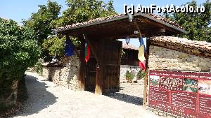[P56] Arbanassi / Intrarea în grădina de vară a complexului Bâlgarka. Avem și noi drapelul la poartă...  » foto by bog68
 - 
<span class="allrVoted glyphicon glyphicon-heart hidden" id="av371939"></span>
<a class="m-l-10 hidden" id="sv371939" onclick="voting_Foto_DelVot(,371939,13213)" role="button">șterge vot <span class="glyphicon glyphicon-remove"></span></a>
<a id="v9371939" class=" c-red"  onclick="voting_Foto_SetVot(371939)" role="button"><span class="glyphicon glyphicon-heart-empty"></span> <b>LIKE</b> = Votează poza</a> <img class="hidden"  id="f371939W9" src="/imagini/loader.gif" border="0" /><span class="AjErrMes hidden" id="e371939ErM"></span>