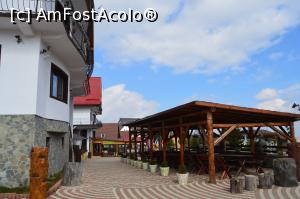 [P04] Curtea pensiunii. În față, intrarea în restaurant » foto by ariciu*
 - 
<span class="allrVoted glyphicon glyphicon-heart hidden" id="av724205"></span>
<a class="m-l-10 hidden" id="sv724205" onclick="voting_Foto_DelVot(,724205,13354)" role="button">șterge vot <span class="glyphicon glyphicon-remove"></span></a>
<a id="v9724205" class=" c-red"  onclick="voting_Foto_SetVot(724205)" role="button"><span class="glyphicon glyphicon-heart-empty"></span> <b>LIKE</b> = Votează poza</a> <img class="hidden"  id="f724205W9" src="/imagini/loader.gif" border="0" /><span class="AjErrMes hidden" id="e724205ErM"></span>