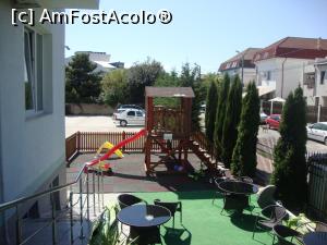 [P04] La intrarea în hotel este amenajată o mică terasă şi un loc de joacă.  » foto by Floryn81
 - 
<span class="allrVoted glyphicon glyphicon-heart hidden" id="av914100"></span>
<a class="m-l-10 hidden" id="sv914100" onclick="voting_Foto_DelVot(,914100,13455)" role="button">șterge vot <span class="glyphicon glyphicon-remove"></span></a>
<a id="v9914100" class=" c-red"  onclick="voting_Foto_SetVot(914100)" role="button"><span class="glyphicon glyphicon-heart-empty"></span> <b>LIKE</b> = Votează poza</a> <img class="hidden"  id="f914100W9" src="/imagini/loader.gif" border="0" /><span class="AjErrMes hidden" id="e914100ErM"></span>