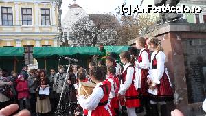 [P03] grupul de copii care dadeau un mic spectacol in Piata Centrala
nu am inteles ce au cantat, insa oricum mi-au placut » foto by amero
 - 
<span class="allrVoted glyphicon glyphicon-heart hidden" id="av402607"></span>
<a class="m-l-10 hidden" id="sv402607" onclick="voting_Foto_DelVot(,402607,13498)" role="button">șterge vot <span class="glyphicon glyphicon-remove"></span></a>
<a id="v9402607" class=" c-red"  onclick="voting_Foto_SetVot(402607)" role="button"><span class="glyphicon glyphicon-heart-empty"></span> <b>LIKE</b> = Votează poza</a> <img class="hidden"  id="f402607W9" src="/imagini/loader.gif" border="0" /><span class="AjErrMes hidden" id="e402607ErM"></span>