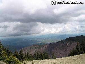 [P11] La Cârnituri, spre Măgura Odobeștilor (cea de la limita orizontului). În dreapta se vede Valea Putnei.  » foto by Yersinia Pestis
 - 
<span class="allrVoted glyphicon glyphicon-heart hidden" id="av578968"></span>
<a class="m-l-10 hidden" id="sv578968" onclick="voting_Foto_DelVot(,578968,13521)" role="button">șterge vot <span class="glyphicon glyphicon-remove"></span></a>
<a id="v9578968" class=" c-red"  onclick="voting_Foto_SetVot(578968)" role="button"><span class="glyphicon glyphicon-heart-empty"></span> <b>LIKE</b> = Votează poza</a> <img class="hidden"  id="f578968W9" src="/imagini/loader.gif" border="0" /><span class="AjErrMes hidden" id="e578968ErM"></span>