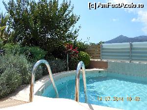 [P12] Piscina privata, decor natural din levantica, maslin, trandafiri. Pe lungime peretii despartiori din sticla mata.  » foto by carmen_22_09
 - 
<span class="allrVoted glyphicon glyphicon-heart hidden" id="av532117"></span>
<a class="m-l-10 hidden" id="sv532117" onclick="voting_Foto_DelVot(,532117,13561)" role="button">șterge vot <span class="glyphicon glyphicon-remove"></span></a>
<a id="v9532117" class=" c-red"  onclick="voting_Foto_SetVot(532117)" role="button"><span class="glyphicon glyphicon-heart-empty"></span> <b>LIKE</b> = Votează poza</a> <img class="hidden"  id="f532117W9" src="/imagini/loader.gif" border="0" /><span class="AjErrMes hidden" id="e532117ErM"></span>
