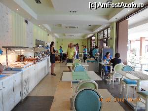 [P20] Restaurantul interior, mic dejun cu bufet suedez. 
D-na Sybille ca de obicei isi intampina politicos oaspetii. Pentru fiecare are o vorba pe limba lui fie ca este germana, engleza sau chiar romaneste.  » foto by carmen_22_09
 - 
<span class="allrVoted glyphicon glyphicon-heart hidden" id="av532151"></span>
<a class="m-l-10 hidden" id="sv532151" onclick="voting_Foto_DelVot(,532151,13561)" role="button">șterge vot <span class="glyphicon glyphicon-remove"></span></a>
<a id="v9532151" class=" c-red"  onclick="voting_Foto_SetVot(532151)" role="button"><span class="glyphicon glyphicon-heart-empty"></span> <b>LIKE</b> = Votează poza</a> <img class="hidden"  id="f532151W9" src="/imagini/loader.gif" border="0" /><span class="AjErrMes hidden" id="e532151ErM"></span>