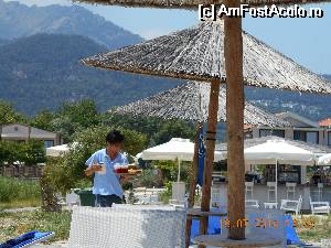 [P27] Giorgios in misiune! Foarte amabil si prompt, fara sa astepte bacsisuri, onora toate comenzile facand kilometri intr-o zi intre bar si sezlonguri! Preturile de bun simt si nu um te-ai fi asteptat la barul unui hotel de 5* » foto by carmen_22_09
 - 
<span class="allrVoted glyphicon glyphicon-heart hidden" id="av532173"></span>
<a class="m-l-10 hidden" id="sv532173" onclick="voting_Foto_DelVot(,532173,13561)" role="button">șterge vot <span class="glyphicon glyphicon-remove"></span></a>
<a id="v9532173" class=" c-red"  onclick="voting_Foto_SetVot(532173)" role="button"><span class="glyphicon glyphicon-heart-empty"></span> <b>LIKE</b> = Votează poza</a> <img class="hidden"  id="f532173W9" src="/imagini/loader.gif" border="0" /><span class="AjErrMes hidden" id="e532173ErM"></span>