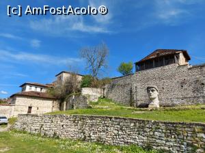 [P09] Bustul din piatra al lui Konstandin, Castelul Berat » foto by raducondurache
 - 
<span class="allrVoted glyphicon glyphicon-heart hidden" id="av1290677"></span>
<a class="m-l-10 hidden" id="sv1290677" onclick="voting_Foto_DelVot(,1290677,13585)" role="button">șterge vot <span class="glyphicon glyphicon-remove"></span></a>
<a id="v91290677" class=" c-red"  onclick="voting_Foto_SetVot(1290677)" role="button"><span class="glyphicon glyphicon-heart-empty"></span> <b>LIKE</b> = Votează poza</a> <img class="hidden"  id="f1290677W9" src="/imagini/loader.gif" border="0" /><span class="AjErrMes hidden" id="e1290677ErM"></span>