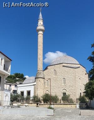 [P12] Moscheea de Plumb a fost construita in 1773–1774 de Mehmet Pasa Bushati si este considerata unul dintre cele mai reprezentative monumente ale arhitecturii otomane din Albania. Odinioara cupolele erau acoperite cu plumb, o caracteristica rara pentru arhitectura religioasa albaneza, de aici derivand si numele moscheii. Acoperisul original  a fost deteriorat in timp, insa restaurarile din ultimii ani au redat o parte din aspectul anterior al cladirii. » foto by geani anto
 - 
<span class="allrVoted glyphicon glyphicon-heart hidden" id="av1531469"></span>
<a class="m-l-10 hidden" id="sv1531469" onclick="voting_Foto_DelVot(,1531469,13585)" role="button">șterge vot <span class="glyphicon glyphicon-remove"></span></a>
<a id="v91531469" class=" c-red"  onclick="voting_Foto_SetVot(1531469)" role="button"><span class="glyphicon glyphicon-heart-empty"></span> <b>LIKE</b> = Votează poza</a> <img class="hidden"  id="f1531469W9" src="/imagini/loader.gif" border="0" /><span class="AjErrMes hidden" id="e1531469ErM"></span>
