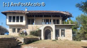 [P19] Biserica Sfantul Gheorghe a fost construita initial in secolul al XVIII-lea, suferind modificari semnificative in timpul secolului XX, pierzandu-si caracteristicile arhitecturale originale. In anii 1980, cladirea a fost reconstruita si a devenit resedinta guvernamentala, ceea ce a dus la demolarea partii superioare a bisericii. Cu toate acestea, parterul cladirii pastreaza inca zidurile autentice din secolul al XVIII-lea, construite cu straturi alternante de caramida si piatra.
Astazi, desi Biserica Sfantul Gheorghe nu isi mai pastreaza forma istorica completa, ramane o marturie a interactiunii dintre mostenirea religioasa antica si interventiile moderne. » foto by geani anto
 - 
<span class="allrVoted glyphicon glyphicon-heart hidden" id="av1531476"></span>
<a class="m-l-10 hidden" id="sv1531476" onclick="voting_Foto_DelVot(,1531476,13585)" role="button">șterge vot <span class="glyphicon glyphicon-remove"></span></a>
<a id="v91531476" class=" c-red"  onclick="voting_Foto_SetVot(1531476)" role="button"><span class="glyphicon glyphicon-heart-empty"></span> <b>LIKE</b> = Votează poza</a> <img class="hidden"  id="f1531476W9" src="/imagini/loader.gif" border="0" /><span class="AjErrMes hidden" id="e1531476ErM"></span>
