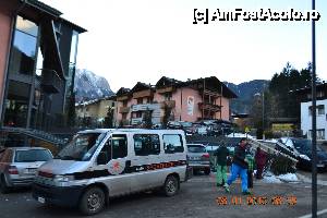 [P03] Microbuzul care duce turistii la gondola, iar cladirea roz este partea mai noua a hotelului » foto by sosso
 - 
<span class="allrVoted glyphicon glyphicon-heart hidden" id="av399841"></span>
<a class="m-l-10 hidden" id="sv399841" onclick="voting_Foto_DelVot(,399841,13604)" role="button">șterge vot <span class="glyphicon glyphicon-remove"></span></a>
<a id="v9399841" class=" c-red"  onclick="voting_Foto_SetVot(399841)" role="button"><span class="glyphicon glyphicon-heart-empty"></span> <b>LIKE</b> = Votează poza</a> <img class="hidden"  id="f399841W9" src="/imagini/loader.gif" border="0" /><span class="AjErrMes hidden" id="e399841ErM"></span>