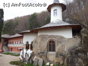 [P11] Mănăstirea din stâncă, Nămăești.  » foto by Aurici
 - 
<span class="allrVoted glyphicon glyphicon-heart hidden" id="av1032225"></span>
<a class="m-l-10 hidden" id="sv1032225" onclick="voting_Foto_DelVot(,1032225,13734)" role="button">șterge vot <span class="glyphicon glyphicon-remove"></span></a>
<a id="v91032225" class=" c-red"  onclick="voting_Foto_SetVot(1032225)" role="button"><span class="glyphicon glyphicon-heart-empty"></span> <b>LIKE</b> = Votează poza</a> <img class="hidden"  id="f1032225W9" src="/imagini/loader.gif" border="0" /><span class="AjErrMes hidden" id="e1032225ErM"></span>
