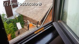 [P01] Ferestra da in curtea gainilor. Mirosul de gainat persista foarte mult, mai ales daca este foarte cald. Dimineata la ora 5 te trezeste cocosul. Pe rama gemului sunt viermi uscati » foto by vio2016
 - 
<span class="allrVoted glyphicon glyphicon-heart hidden" id="av758812"></span>
<a class="m-l-10 hidden" id="sv758812" onclick="voting_Foto_DelVot(,758812,13817)" role="button">șterge vot <span class="glyphicon glyphicon-remove"></span></a>
<a id="v9758812" class=" c-red"  onclick="voting_Foto_SetVot(758812)" role="button"><span class="glyphicon glyphicon-heart-empty"></span> <b>LIKE</b> = Votează poza</a> <img class="hidden"  id="f758812W9" src="/imagini/loader.gif" border="0" /><span class="AjErrMes hidden" id="e758812ErM"></span>